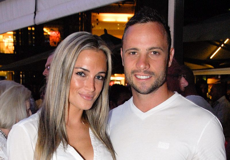 La mujer, Reeva Steenkamp, llevaba saliendo con Pistorius desde hacía un año.