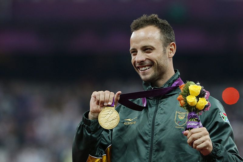 Oscar Pistorius, tras obtener una medalla de oro en la final de los 400 metros masculinos durante los Juegos Paralímpicos de Londres 2012.