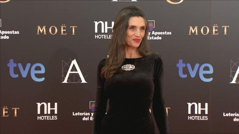 Elegantísima la gran Ángela Molina, que en esta ocasión ha optado por un vestido en terciopelo de Lorenzo Caprile, según informa Rafael Muñoz.