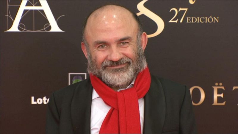 Emilio Gavira, candidato a mejor actor revelación por su papel en 'Blancanieves', ha 'alegrado' su esmoquin con una bufanda roja.