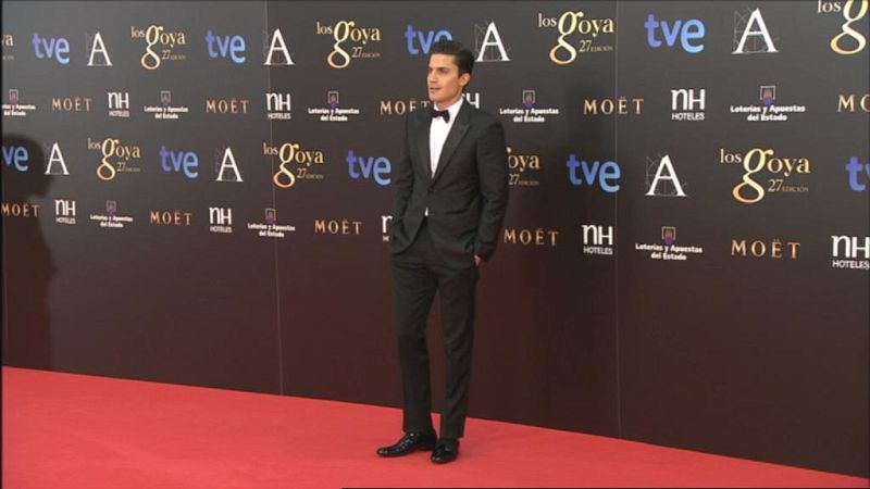 Guapísimo de esmoquin Álex González que ha posado como todo un galan en la alfombra roja.