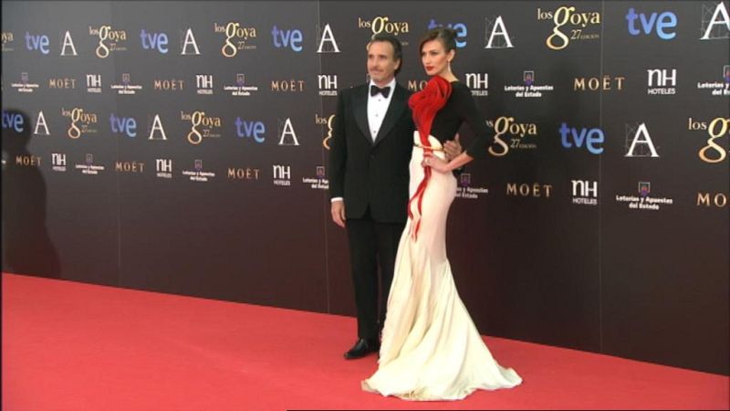 Espectacular Nieves Álvarez, vestida de Stephane Roland, que ha acudido a la gala acompañada de su marido. La presentadora de 'Solo Moda' se ha estrenado en los Goya con un vestido ceñidísimo con una rosa roja con volúmen.