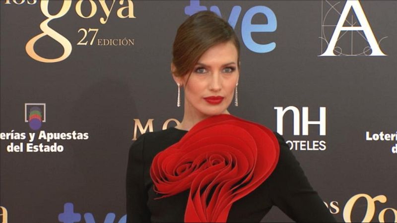 Nieves Álvarez ha optado por un recogido elegantísimo para acompañar el modelazo de  Stephane Roland, que ha confesado tenía visto desde hace mucho y esperaba una ocasión como esta para lucirlo.