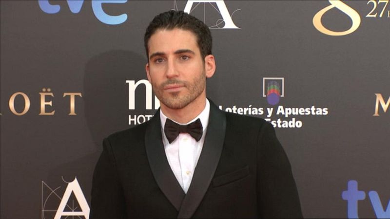 Miguel Ángel Silvestre ha sido uno de los más elegantes sobre la alfombra roja de los goya con este esmoquin.