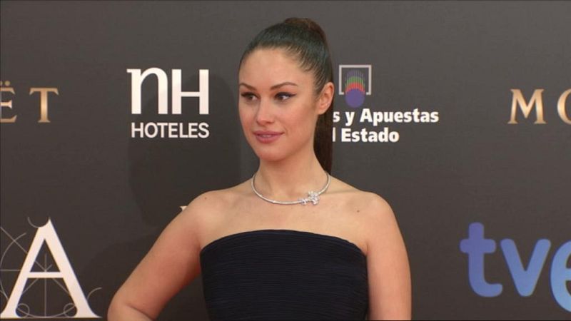 Aída Folch ha optado por un recogido altísimo y una pequeña gargantilla.