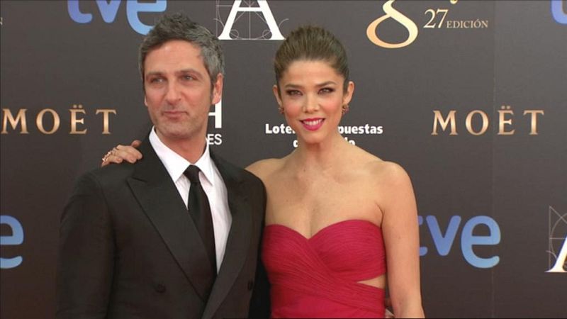 La pareja formada por Ernesto Alterio y Juana Acosta, vestida de Armani Privé, ha posado para los fotógrafos y han dicho a los micrófonos de TVE que una vez que eligen los vestidos no hay opción para los nervios.