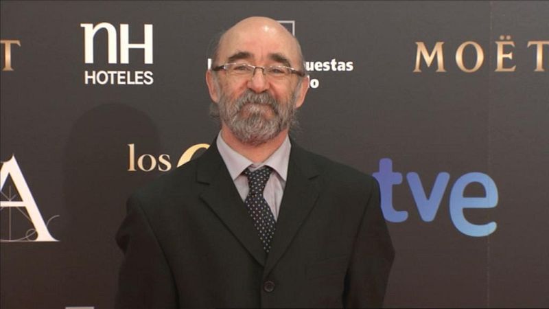 El veterano Álex Angulo, sonriente y natural en la alfombra roja.