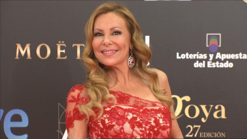 Ana Obregón, con un vestido rojo de Santos, ha causado expectación entre los fotógrafos.