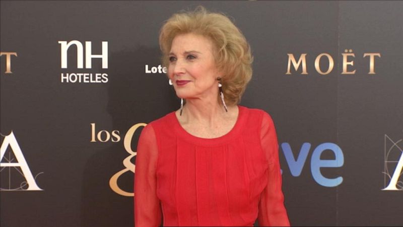 Marisa Paredes guapísima con un vestido rojo de Óscar de la Renta