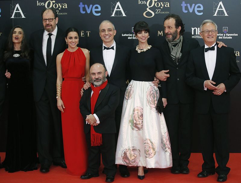 El equipo de 'Blancanieves', liderado por el director Pablo Berger, ha posado al completo en la alfombra roja de los Goya, con estrellas como Ángela Molina, Josep Maria Pou, Emilio Gavira, Maribel Verdú y Daniel Gimenez Cacho.