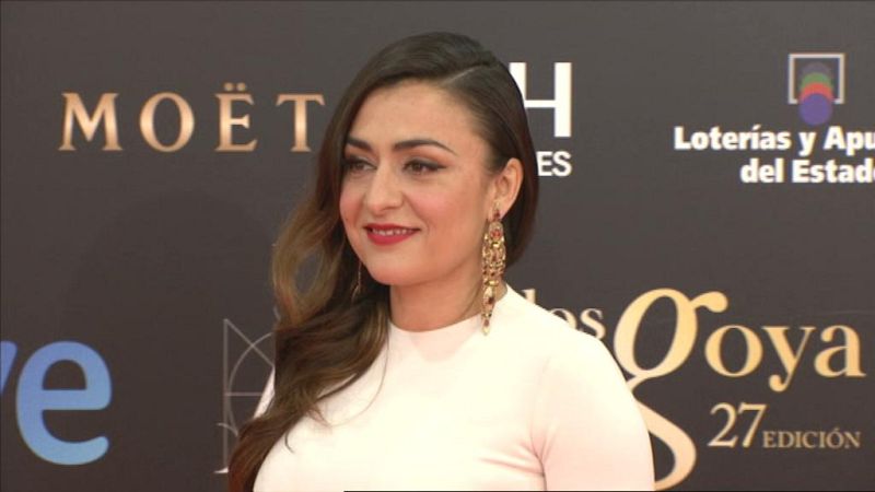 Candela Peña ha elegido un modelo de Davidelfin en tonos beige, según informa Rafa Muñoz.