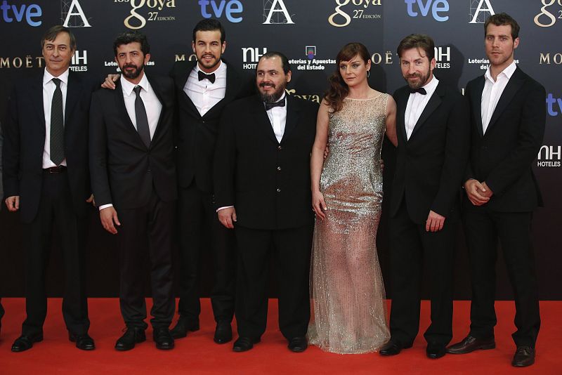 El reparto de la película 'Grupo 7'. con el director Alberto Rodriguez (2nd L), los actores Antonio de la Torre, Mario Casas, Julian Villagran, Manuel Bernal, Joaquin Nunez y la actriz Estefania de los Santos