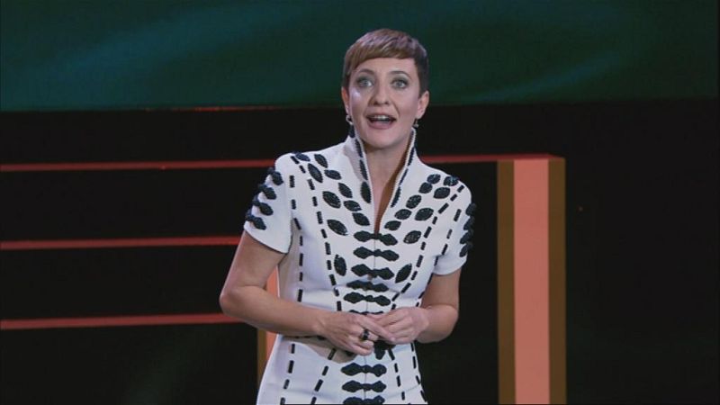 La presentadora Eva Hache ha iniciado la gala con un monólogo cargado de humor, ironía y crítica.