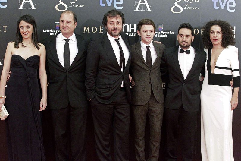 Parte del elenco de la película "Lo Imposible" (14 candidaturas) con el director Juan Antonio Bayona