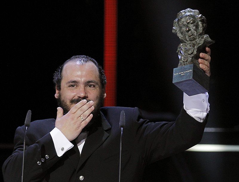 Joaquín Núñez, Mejor Actor Revelación por 'Grupo 7', ha recibido el premio de manos de Hugo Silva e Irene Escolar.