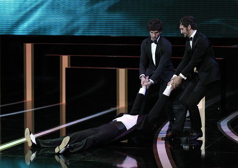 Quim Gutierrez, Raúl Arévalo y Carlos Areces en un momento de su número, antes de entregar los premios.