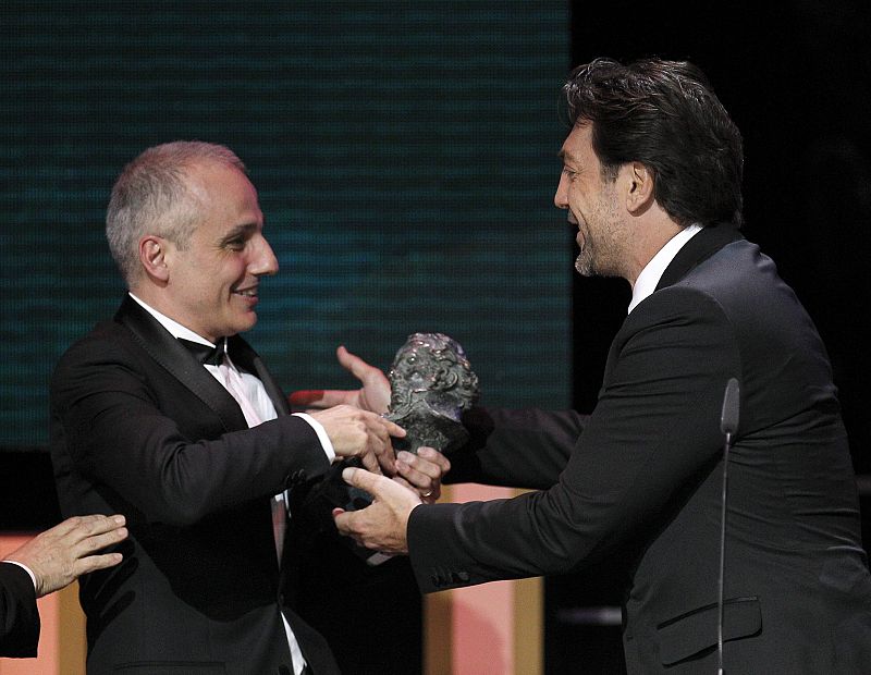 El director Pablo Berger recibe, de manos de Javier Bardem, el Goya a la mejor película por 'Blancanieves', la triunfadora con diez premios.