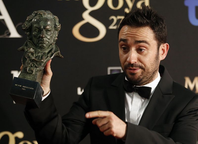 Juan Antonio Bayona con el Goya al Mejor Director, dedicado a María Belón, por 'Lo Imposible'