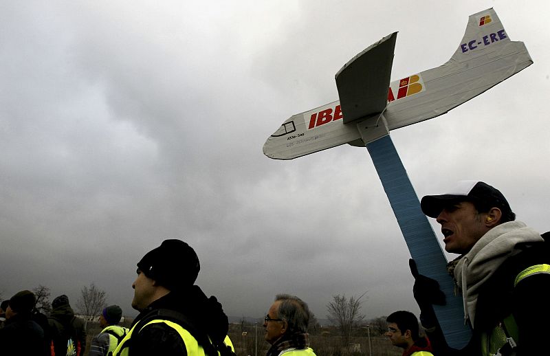 Los empleados de Iberia, contra el ERE que despedirá a 3.807 trabajadores