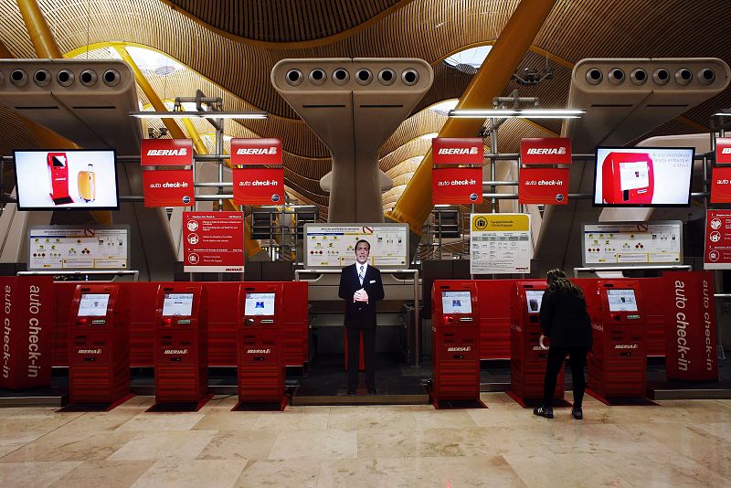 A primera hora había pocos pasajeros en el auto check-in de Barajas