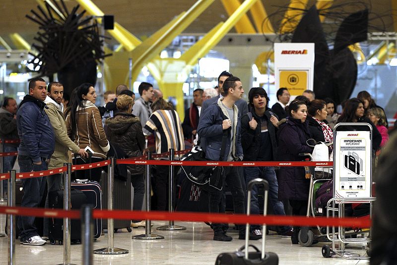 Algunos pasajeros de Iberia aseguran que no han recibido la información de manera oportuna