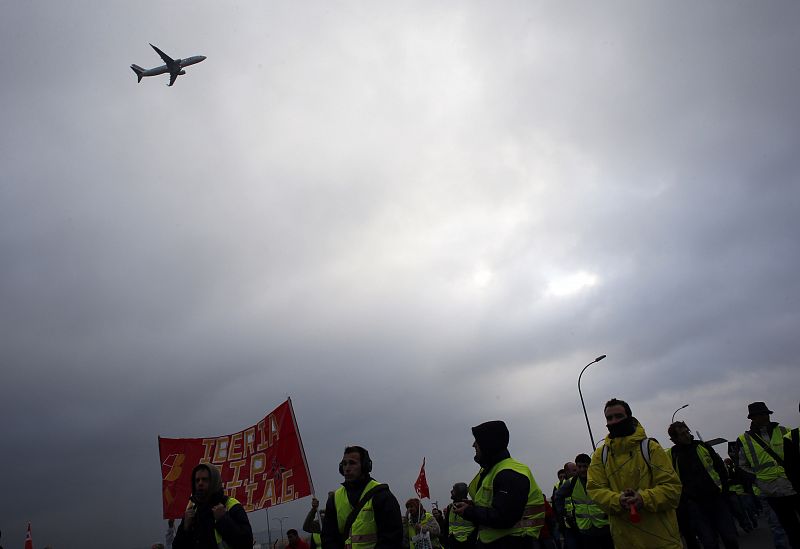 Un avión sobrevuela la manifestación de trabajadores de Iberia en Madrid