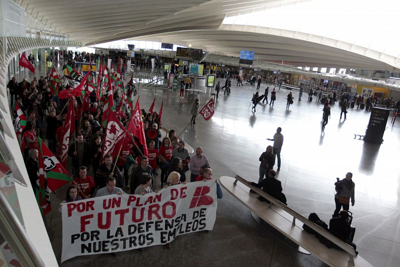 Protesta de trabajadores de Iberia en el aeropuerto de Bilbao