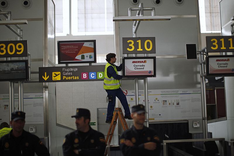 Un trabajador comprueba un panel de información en el aeropuerto Pablo Ruiz Picasso de Málaga