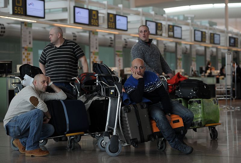 Un grupo de pasajeros en el aeropuerto de Barcelona