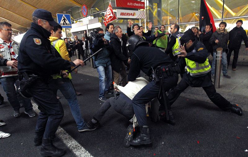 Carga policial contra varios participantes en la concentración realizada por unos 8.000 trabajadores de Iberia en la T4 de Barajas