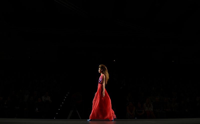 Vestido de cóctel, de color rojo, diseñado por Miguel Palacio