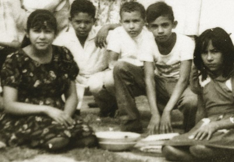 Hugo Chávez (centro), con sus compañeros en la escuela de Barinas