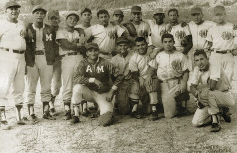 Hugo Chávez, abajo a la derecha, con sus compañeros del equipo de béisbol del ejército venezolano.