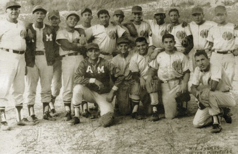 Hugo Chávez, abajo a la derecha, con sus compañeros del equipo de béisbol del ejército venezolano.