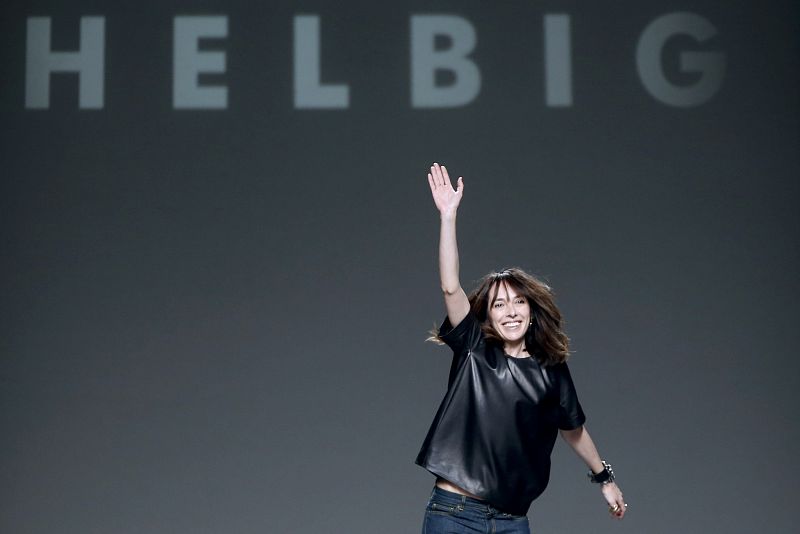 La diseñadora Teresa Helbig saluda feliz tras mostrar su colección en la primera jornada de la Mercedes-Benz Fashion Week Madrid