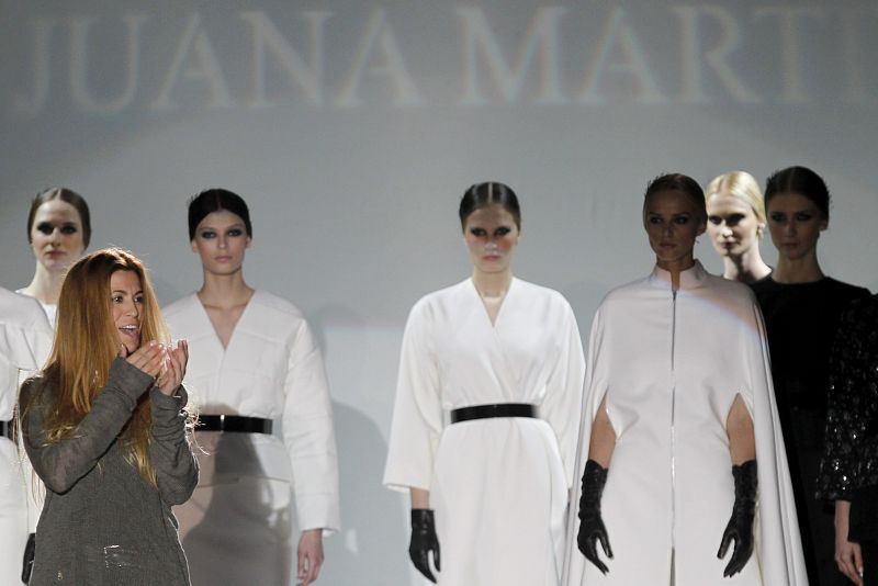 Juana Martín saluda acompañada de sus modelos tras el defile de su colección