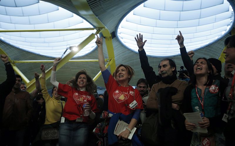 Los empleados de Iberia en huelga se han vuelto a manifestar en la T4 de Madrid, esta vez de forma espontánea