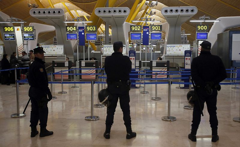 Agentes de la policía mantienen acordonados los mostradores de facturación de Iberia y British Airways