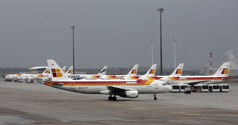 Varios aviones de Iberia aparcados en Barajas