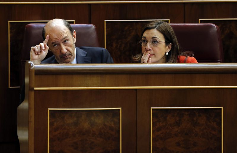 El líder del PSOE y su portavoz en el Congreso durante el debate del estado de la nación