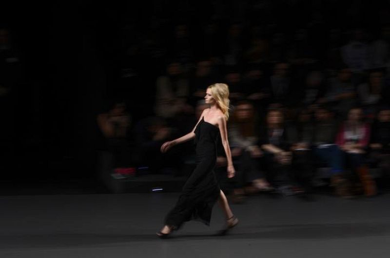  "Arquitectónicas y muy estructuradas", las prendas que Lomba ha subido a la pasarela en la tercera jornada de la cita madrileña con la moda