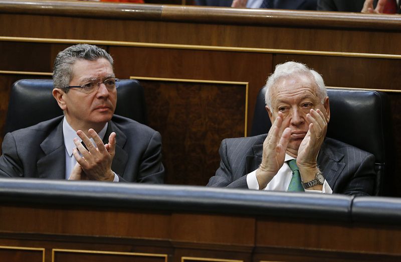 Alberto Ruiz Gallardón y José Manuel García Margallo aplauden la intervención de Rajoy