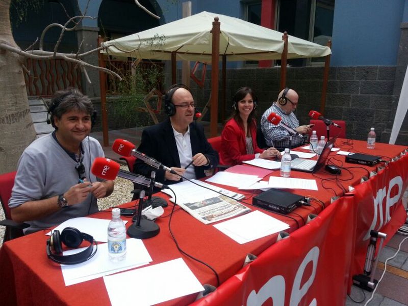 De izquierda a derecha, el humorista Luismi Martínez, Manolo HH, Mara Peterssen y José María Íñigo, en la sede de la Casa África de Las Palmas de Gran Canaria.