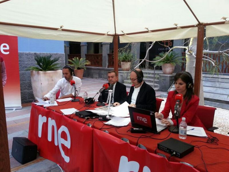 De izquierda a derecha, el periodista Iván Jiménez; el presidente de Canarias, Paulino Rivero; Manolo HH y Mara Peterssen, en la sede de la Casa África de Las Palmas de Gran Canaria.