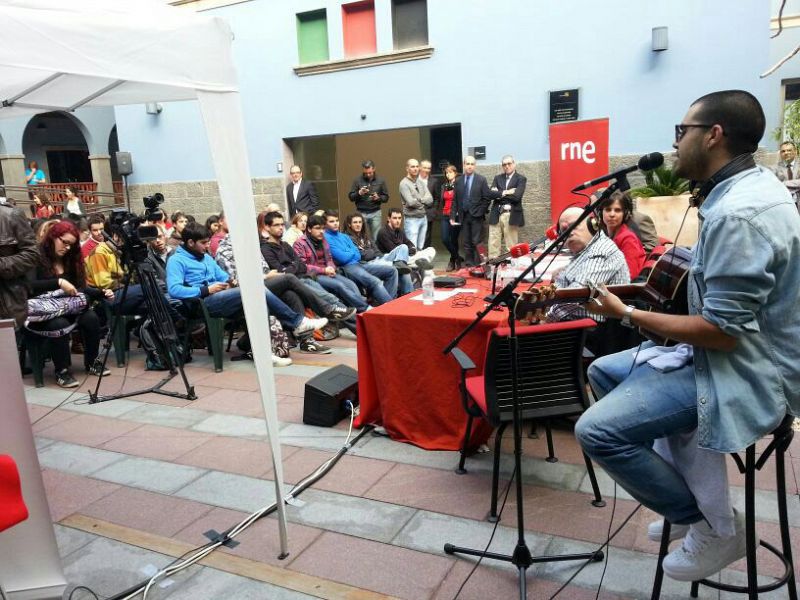 Actuación en directo del cantante venezolano afincado en Canarias Ricky Furiatti en la sede de la Casa África de Las Palmas de Gran Canaria.