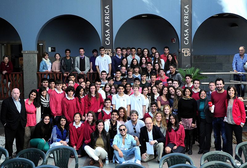 Foto de grupo del equipo de 'El día menos pensado' con el público en la sede de la Casa África de Las Palmas de Gran Canaria.