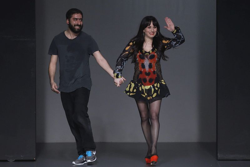 Saludo de María Escoté tras el desfile de su colección en la MBFWM