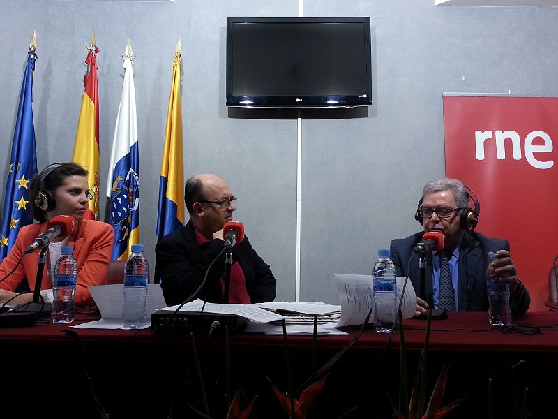 De izquierda a derecha, Mara Peterssen, Manolo HH y el presidente del Cabildo de Gran Canaria, José Miguel Bravo de Laguna, en el punto de Información Turística del Centro Comercial Yumbo en Playa del Inglés.