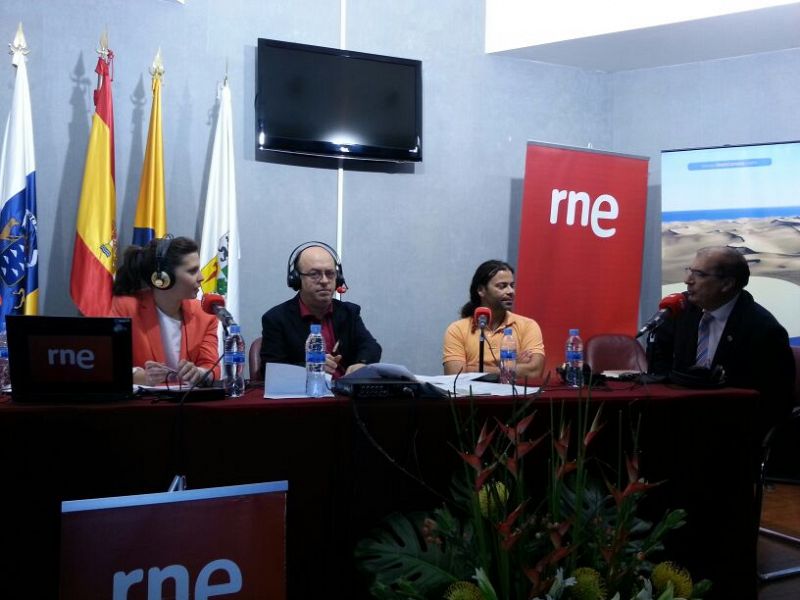 De izquierda a derecha, Mara Peterssen, Manolo HH, el corredor Javier Frugoni y el cronista oficial de Gran Canaria, Juan José Laforet, en el punto de Información Turística del Centro Comercial Yumbo en Playa del Inglés.