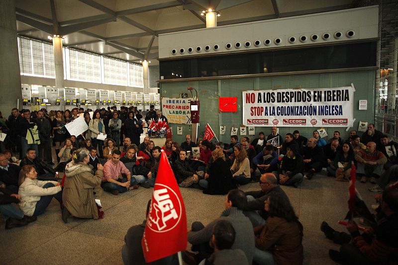 Trabajadores, en una sentada en la terminal 3 del aeropuerto de Málaga